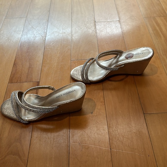 London Fog Collection beautiful & comfortable, sparkling gold, wedge platform - Picture 4 of 7